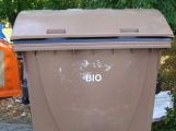 S bioodpadem v zimě do kompostárny, hnědé popelnice se kvůli zmrzlému obsahu poškozují