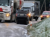 Dopravu komplikuje sníh a námraza, přibývá nehod