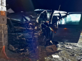 V Kozárovicích narazilo auto do plotu, řidič nepřežil