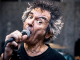 Ve věku 55 let dnes zemřel lídr punkrockové skupiny Plexis Petr Hošek