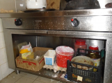 Všudypřítomná mastnota, kastroly na podlaze a nepořádek. Hygienici navštívili restauraci Hong Kong v Příbrami