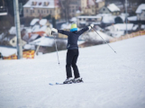 Slunečné počasí přilákalo do středočeských areálů více lyžařů, sněhu je dostatek
