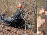 Řidička volkswagenu se podruhé narodila: Po nárazu do stromu sešrotovala auto a vyvázla bez zranění