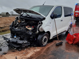 Čelní střet dvou aut zastavil dopravu u Buku, tři zranění