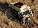 Zdemolovaný nákladní vůz vyprostili ze dna slapské přehrady