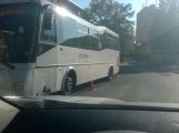 Dopravu na sídlišti komplikuje nehoda autobusu s osobním vozem