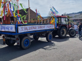 Video: V Pečicích oslavovali první máj recesistickým průjezdem alegorických vozů
