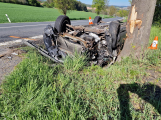 U Višňové narazilo auto do stromu, z děsivé nehody vyvázl řidič bez zranění