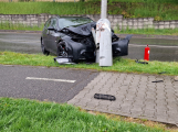 Opilý řidič BMW narazil v Březnické ulici do sloupu lampy veřejného osvětlení