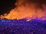 Při požáru skládky odpadu na Příbramsku vyhlásili hasiči třetí stupeň požárního poplachu