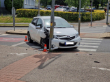 Řidička v Čechovské ulici při odbočování na parkoviště obchodního domu havarovala do semaforu