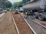 Stavbaři dokončují opravu prvního mostu ve Školní ulici