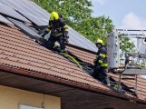 V Mníšku pod Brdy likviduje šest hasičských jednotek požár domu s fotovoltaikou