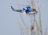 U Bělčic hoří pole a les, hasiči přivolali na pomoc vrtulník s bambivakem