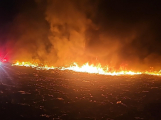 Tři hasičské jednotky vyjížděly v noci k požáru skládky u Chrástu