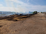 Hasiči dohasili požár stohu v Rosovicích, škoda 300 tisíc korun