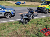 Na Příbramsku se čelně střetla motorka s autem, zraněného motorkáře do nemocnice přepravil vrtulník