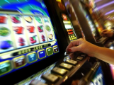 Středočeský kraj možná přestane vyplácet dotace obcím, které neomezují hazard