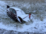 Na Příbramsku napadl první sníh, záchranáři mají plné ruce práce s odstraňováním následků dopravních nehod