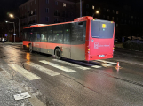 Řidička autobusu v Příbrami srazila chodkyni. Ženu s těžkým poraněním převezli záchranáři do pražské nemocnice