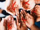 Infekce HIV může být dlouho bez příznaků. Klíčové je ale její včasné odhalení a brzké nasazení léčby