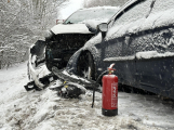 Nehoda tří aut uzavřela silnici mezi Trhovými Dušníky a Hluboší, jeden zraněný