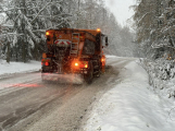 Varování meteorologů se potvrdilo, silné sněžení komplikuje dopravu. Situaci sledujeme ON-LINE