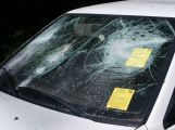 Vandal poničil dva vozy, škoda je vyčíslena na 150 tisíc