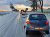 Na středočeských silnicích leží zbytky rozbředlého sněhu, místy je ledovka