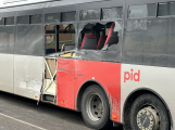 U Příbrami se střetlo nákladní auto s autobusem, tři zranění