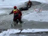 Příbramští hasiči trénovali záchranu osob z ledu