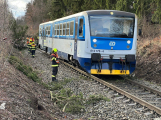 Příbramské hasiče zaměstnává silný vítr, u Fialáku vlak najel na padlý strom