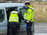 Video: Pražští policisté pronásledovali řidiče v kradeném autě, zadrželi ho v Dobříši