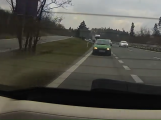 Video: Opilý muž se zákazem řízení kličkoval po dálnici D4