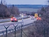 Video: Po dálnici D4 se procházel muž, policisté ho včas zajistili