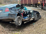 Na Příbramsku se srazil vlak s autem. Pro těžce zraněného řidiče letěl vrtulník