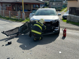 Při střetu auta a motorky v Nečíně se zranil motorkář, policie silnici uzavřela