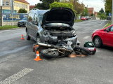 Nehoda auta s motorkou omezila provoz v Dobříši
