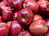 Většina potravin v dubnu meziměsíčně zdražila, nejvíce jablka