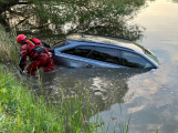 Řidička audi sjela do rybníka, vyvázla bez zranění
