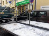 Nákladní vůz v Dlouhé naboural do zaparkovaného vozu, ulice je neprůjezdná