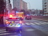 Nepříjemný budíček zažili obyvatelé Březnické ulice, zasahovali tam záchranáři a hasiči museli evakuovat