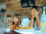 Děti v restauracích: klid pro hosty, nebo diskriminace?