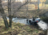 Po nehodě skončilo auto na střeše v potoce