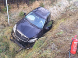 /VIDEO/ U obce Háje havarovala řidička osobáku, po nehodě byla v šoku