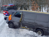 Sníh komplikuje dopravu. U Nečíně bourala řidička do stromu