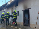 U Krásné Hory hořela stodola, hasiči vyklízejí seno