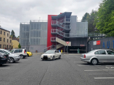 Parkovací dům v Příbrami se konečně plní. Proč je venkovní parkoviště dražší a co město chystá dál