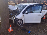 Auto narazilo do stromu v Obecnické ulici, na místo letěl vrtulník