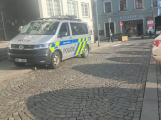 Řidič při couvání porazil ženu v Příbrami